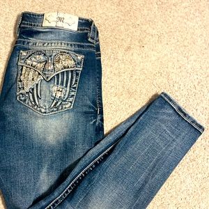 Miss Me jeans worn once Beautiful beaded detail on back pockets sz 29 skinny